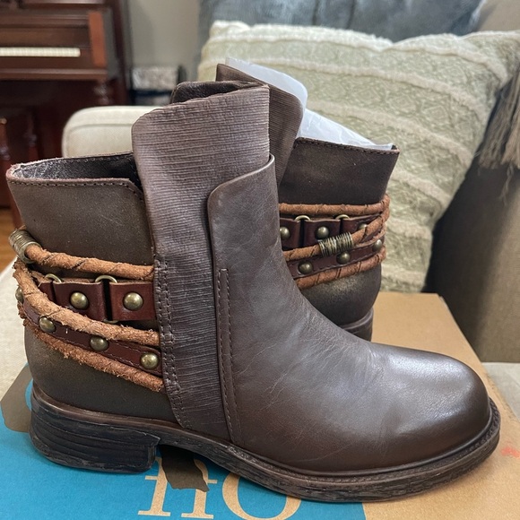 BIG SALE!! New OTBT Brown leather boots sz 6.5 $160 - Picture 3 of 7